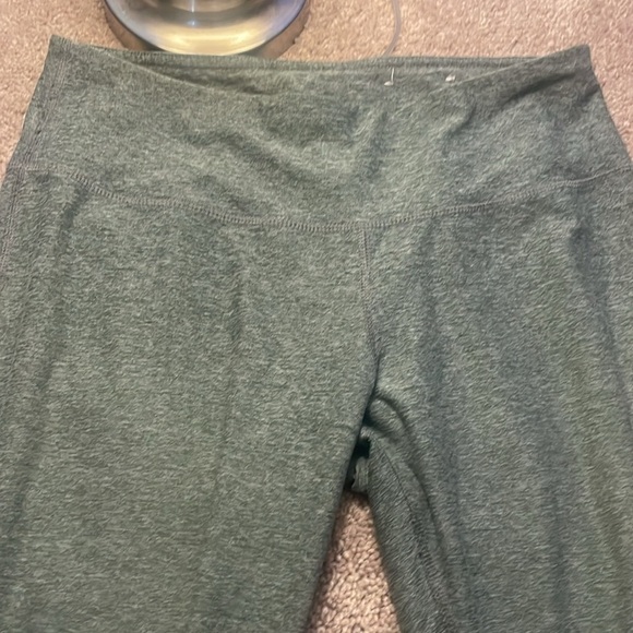 EUC Tek Gear Gray Cropped Leggings with Criss Cross Cutouts Size Medium - Picture 5 of 7